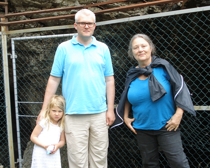 Anea, Torgeir, Kitty in front of a mine entrance