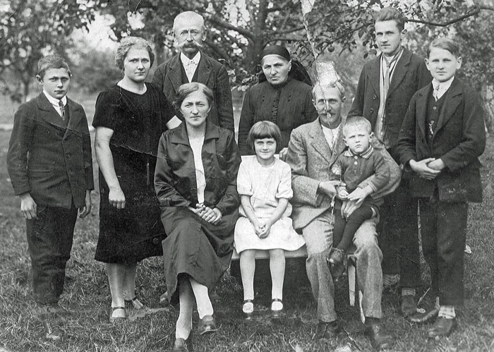 Family-around-Franz-XaverSm